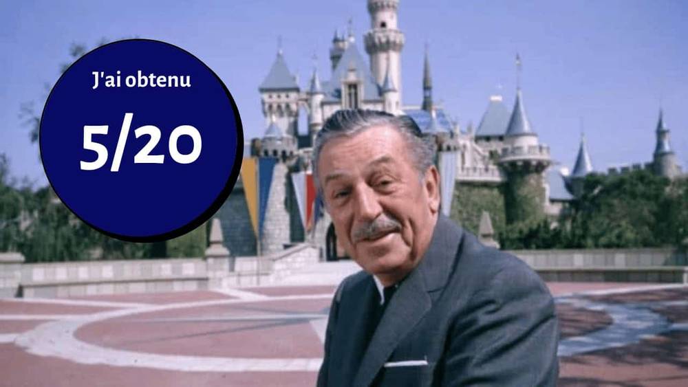 Walt Disney, figure éminente de l'industrie du divertissement, debout devant un château à Disneyland, avec une superposition graphique indiquant « j'ai obtenu 5/20 » en texte blanc