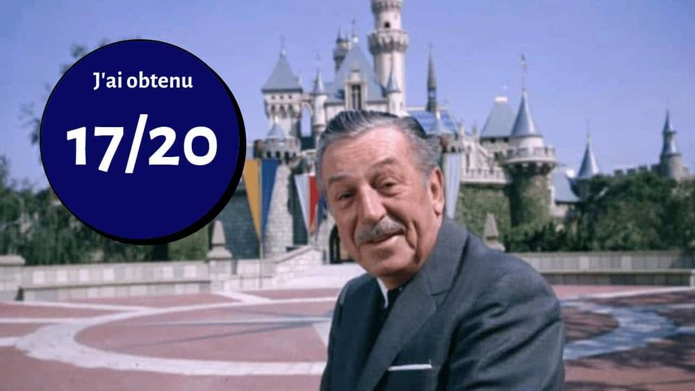 Walt Disney, figure centrale de l'industrie du divertissement, souriant devant un château avec un badge bleu sur l'image qui dit "j'ai obtenu 17/20".