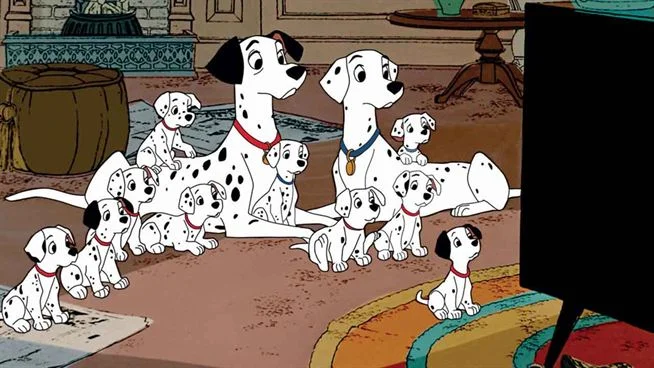 Un groupe de chiots dalmatiens animés regardent attentivement la télévision dans un salon confortable, montrant toute une gamme d'expressions, de curieux à ravis.