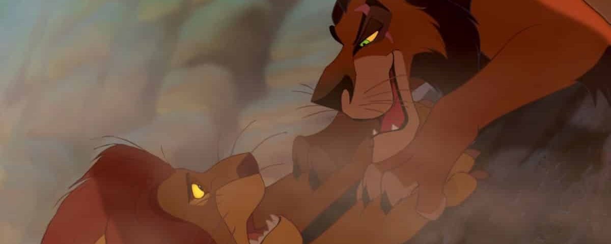 Une scène animée montrant deux lions dans une confrontation intense au milieu d'un nuage de poussière. Le lion de gauche semble craintif, tandis que celui de droite semble agressif. Cette description comprend des mots-clés SEO pour améliorer