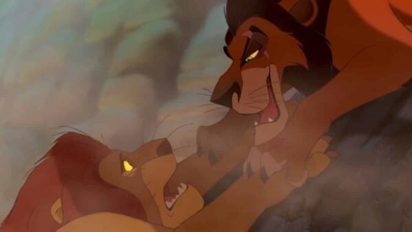 Une scène animée montrant deux lions dans une confrontation intense au milieu d'un nuage de poussière. Le lion de gauche semble craintif, tandis que celui de droite semble agressif. Cette description comprend des mots-clés SEO pour améliorer