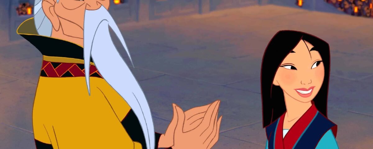 Scène animée de Mulan, mettant en vedette un homme âgé en robe jaune et une jeune femme en robe bleue conversant joyeusement au milieu d'une foule de spectateurs tenant de fausses lanternes.