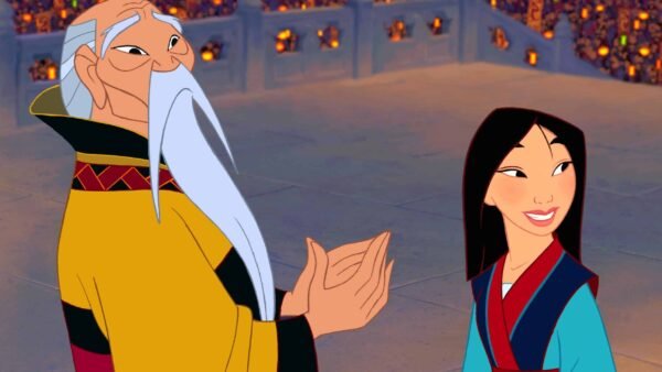 Scène animée de Mulan, mettant en vedette un homme âgé en robe jaune et une jeune femme en robe bleue conversant joyeusement au milieu d'une foule de spectateurs tenant de fausses lanternes.