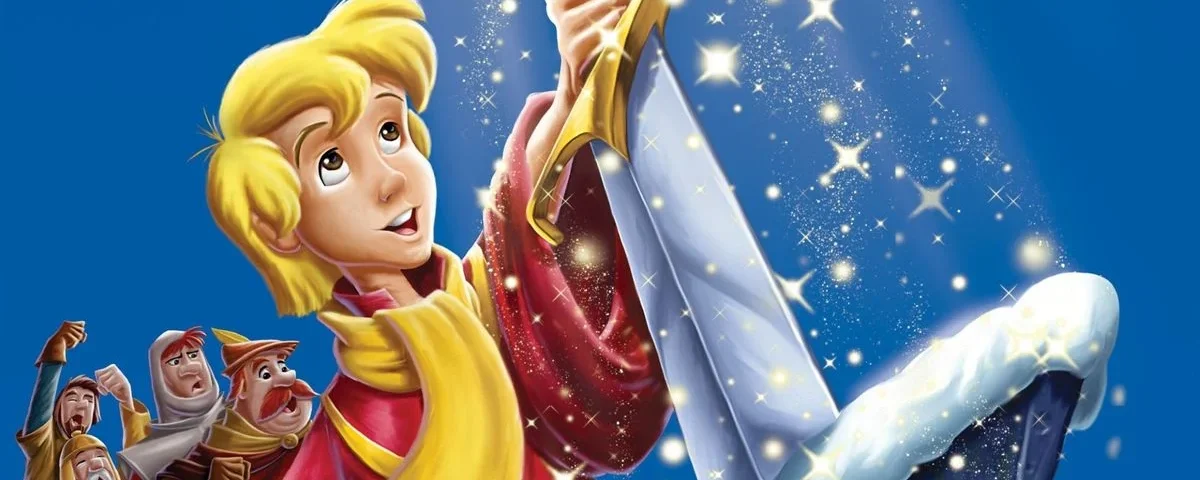 Illustration d'un jeune personnage animé tirant une épée d'une pierre avec un éclat magique, sous les yeux vigilants de Merlin et de plusieurs spectateurs excités sur fond bleu.