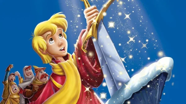 Illustration d'un jeune personnage animé tirant une épée d'une pierre avec un éclat magique, sous les yeux vigilants de Merlin et de plusieurs spectateurs excités sur fond bleu.