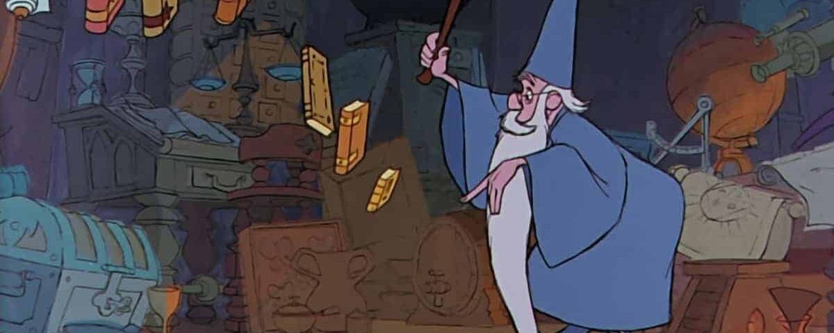 Un sorcier animé ressemblant à Merlin l'Enchanteur, avec une longue barbe blanche et un chapeau bleu, tenant une baguette dans un atelier encombré rempli de livres, de parchemins et d'objets magiques.