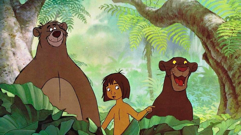 Mowgli, Baloo l'ours et Bagheera la panthère se tiennent dans une jungle luxuriante, entourée de grands arbres et de feuillages verts, tirée du film d'animation "Le Livre de la Jungle".
