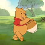Winnie l'ourson marchant joyeusement avec un pot de miel à la main dans une clairière ensoleillée et herbeuse.