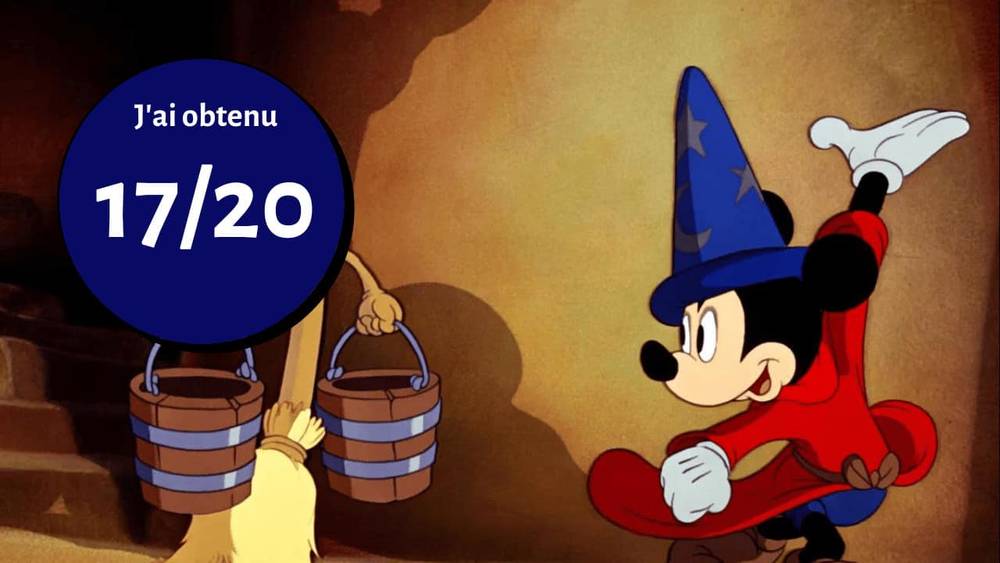 Mickey Mouse, habillé en sorcier dans sa tenue "Fantasia", a l'air surpris devant un panneau rond bleu affichant "j'ai obtenu 17/20", avec des balais portant des seaux dans