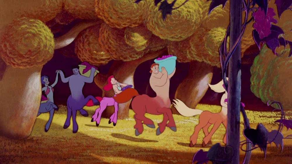 Personnages centaures et centaurettes de la scène animée "Fantasia" dansant gracieusement dans une forêt entourée d'arbres et de fleurs vibrants et colorés.