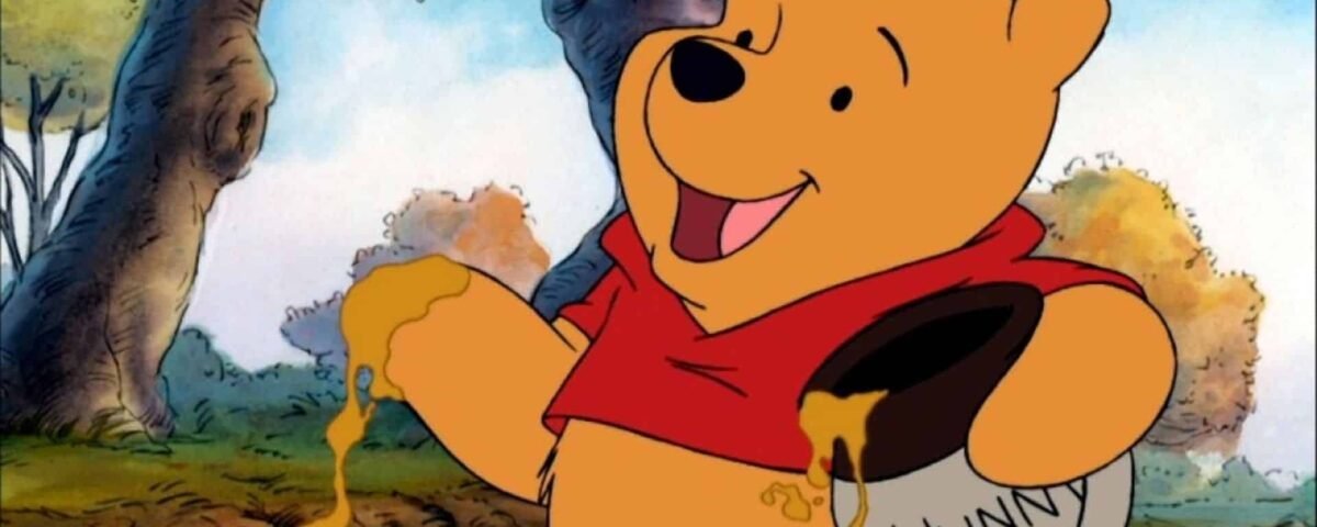 Winnie l'ourson, un ours jaune joyeux, tient un pot étiqueté « chéri » avec du miel qui en coule, vêtue d'une chemise rouge, sur un fond de forêt ensoleillée.