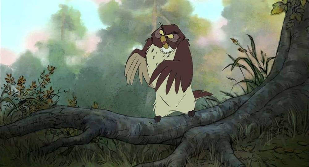 Une image animée d'un grand oiseau brun et blanc avec un monocle, perché sur une branche d'arbre noueux dans une forêt brumeuse de Winnie l'ourson.