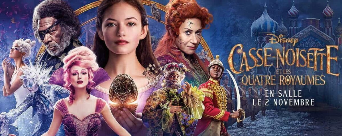 Affiche promotionnelle pour "Casse-Noisette et les 4 Royaumes" de Disney mettant en vedette des personnages clés dans des costumes vibrants sur un fond magique et éthéré.