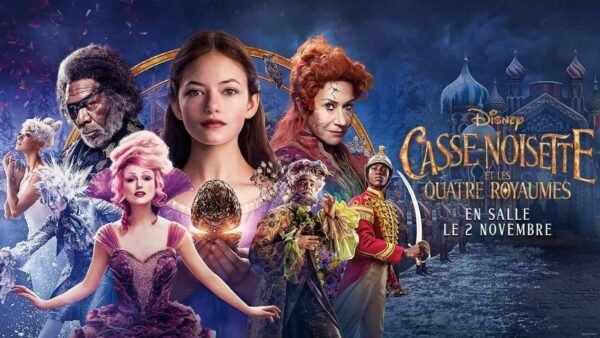Affiche promotionnelle pour "Casse-Noisette et les 4 Royaumes" de Disney mettant en vedette des personnages clés dans des costumes vibrants sur un fond magique et éthéré.