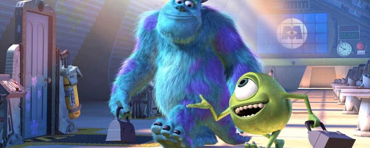Personnages animés Sulley et Mike de Monstres et Cie dans une pièce bien éclairée, Sulley tenant une porte et Mike portant une mallette, tous deux joyeux.