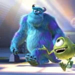 Personnages animés Sulley et Mike de Monstres et Cie dans une pièce bien éclairée, Sulley tenant une porte et Mike portant une mallette, tous deux joyeux.