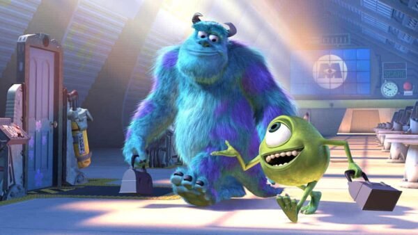 Personnages animés Sulley et Mike de Monstres et Cie dans une pièce bien éclairée, Sulley tenant une porte et Mike portant une mallette, tous deux joyeux.