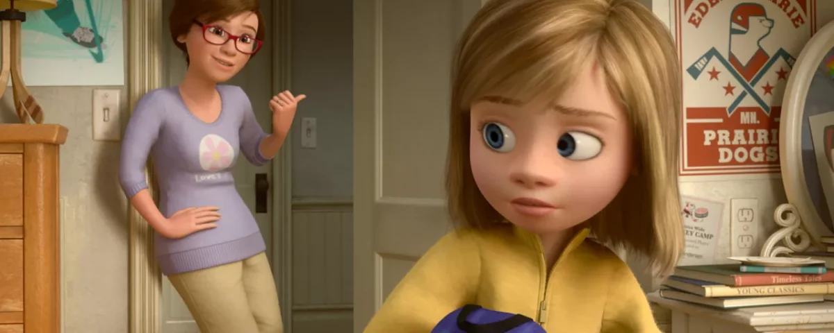 Une image CGI du film d'animation "Inside Out" montrant une jeune fille aux cheveux blonds tenant un sac à dos tandis qu'une femme, vraisemblablement sa mère, se tient dans l'embrasure d'une porte et lui sourit lors de son premier rendez-vous.