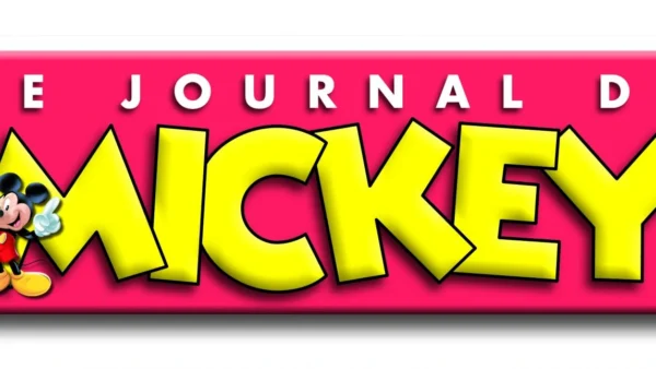L'image affiche un logo pour le "journal de mickey" représentant Mickey Mouse debout à côté d'un texte blanc et jaune en gras de style 3D sur un fond rouge vif.