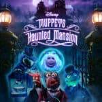 Affiche promotionnelle pour "Muppets Haunted Mansion" mettant en vedette des personnages comme Gonzo, Pepe et Kermit avec en toile de fond un manoir effrayant sous une pleine lune. Logo Disney+ et octobre
