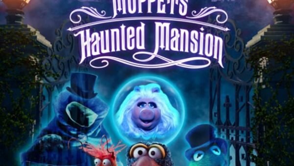 Affiche promotionnelle pour "Muppets Haunted Mansion" mettant en vedette des personnages comme Gonzo, Pepe et Kermit avec en toile de fond un manoir effrayant sous une pleine lune. Logo Disney+ et octobre