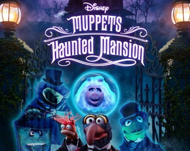 Affiche promotionnelle pour "Muppets Haunted Mansion" mettant en vedette des personnages comme Gonzo, Pepe et Kermit avec en toile de fond un manoir effrayant sous une pleine lune. Logo Disney+ et octobre