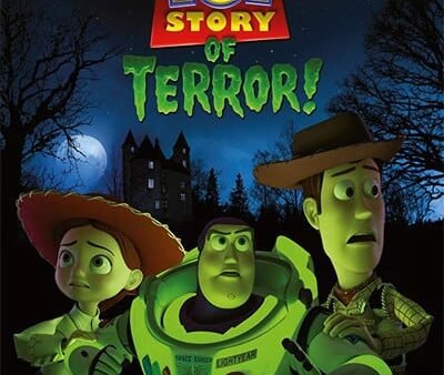 Affiche promotionnelle pour "angoisse au motel", mettant en vedette les personnages Jessie, Buzz l'Éclair et Woody avec un château étrange et une pleine lune en arrière-plan, soulignant la date de première de l'émission spéciale.