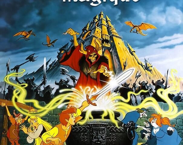 Affiche du film Disney "Le Chaudron Noir", se déroulant à Prydain, mettant en vedette des personnages autour d'un grand chaudron avec un château sombre et des chauves-souris en arrière-plan, sous un ciel orageux.
