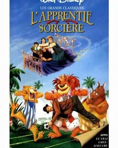 Affiche du film Disney "L'Apprentie Sorcière" montrant les personnages du film, dont une femme, deux enfants, un lion animé et un ours, assis et