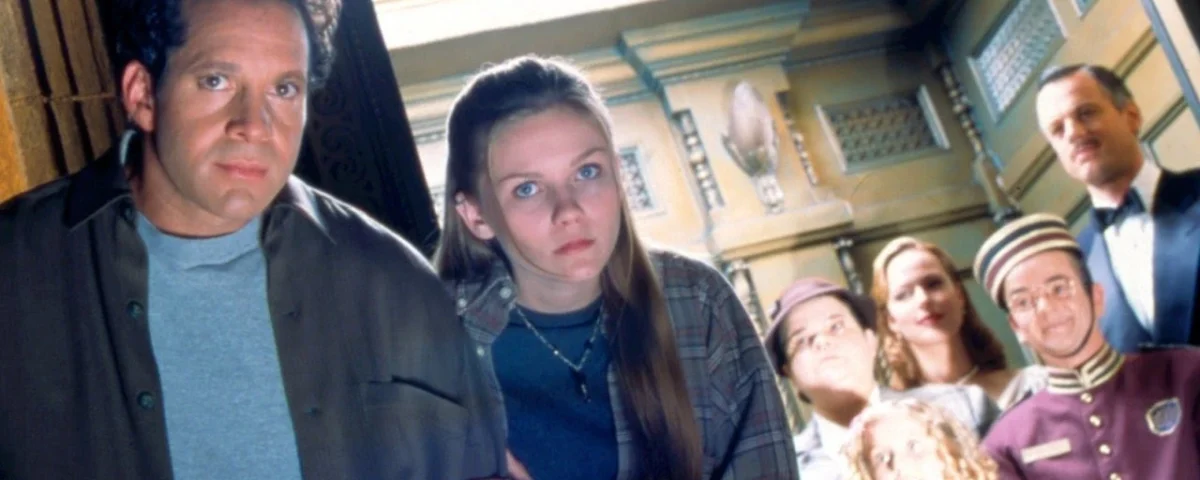 Un groupe de huit personnages divers du film "La Tour de la Terreur", avec un homme et une jeune fille au premier plan, regardant directement la caméra, et six autres personnages variés en expression et en tenue vestimentaire.