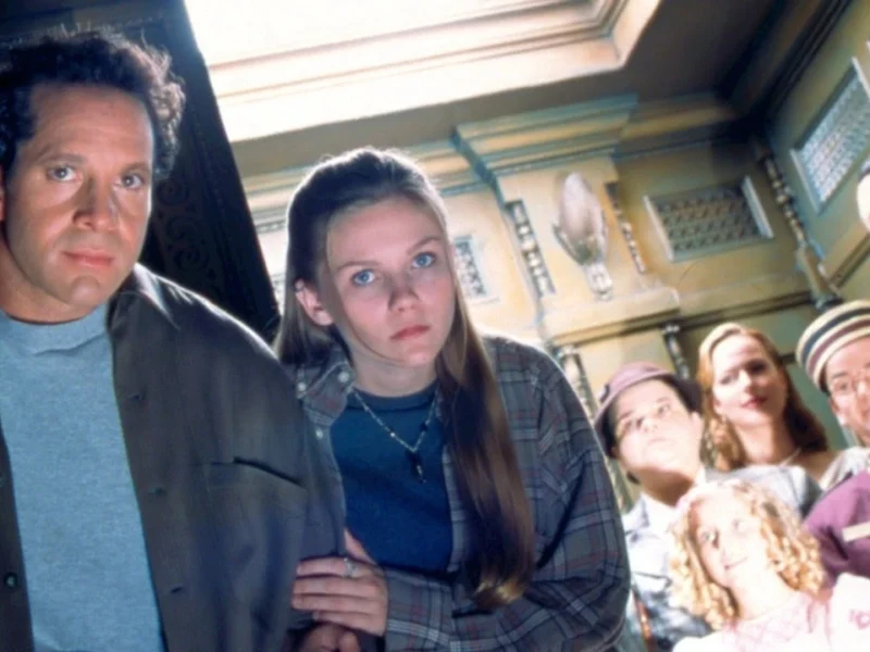 Un groupe de huit personnages divers du film "La Tour de la Terreur", avec un homme et une jeune fille au premier plan, regardant directement la caméra, et six autres personnages variés en expression et en tenue vestimentaire.