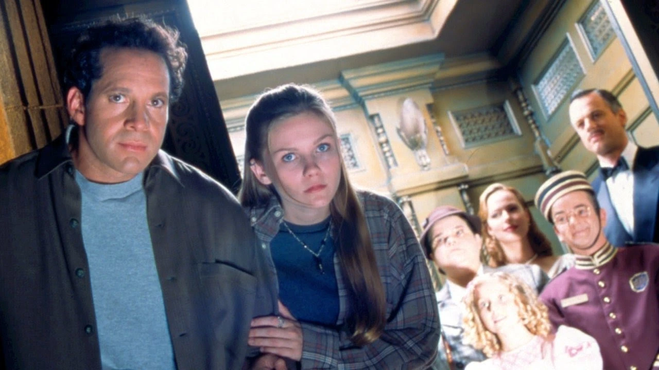 Un groupe de huit personnages divers du film "La Tour de la Terreur", avec un homme et une jeune fille au premier plan, regardant directement la caméra, et six autres personnages variés en expression et en tenue vestimentaire.