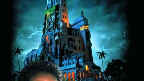 Affiche du film "La Tour de la Terreur" de Disney mettant en vedette Steve Guttenberg et Kirsten Dunst, avec un hôtel hanté et un ciel d'orage en arrière-plan.