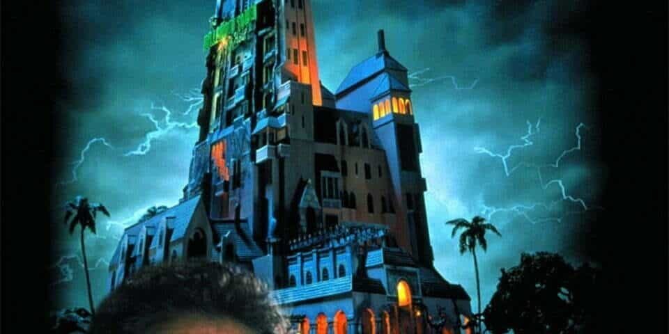Affiche du film "La Tour de la Terreur" de Disney mettant en vedette Steve Guttenberg et Kirsten Dunst, avec un hôtel hanté et un ciel d'orage en arrière-plan.