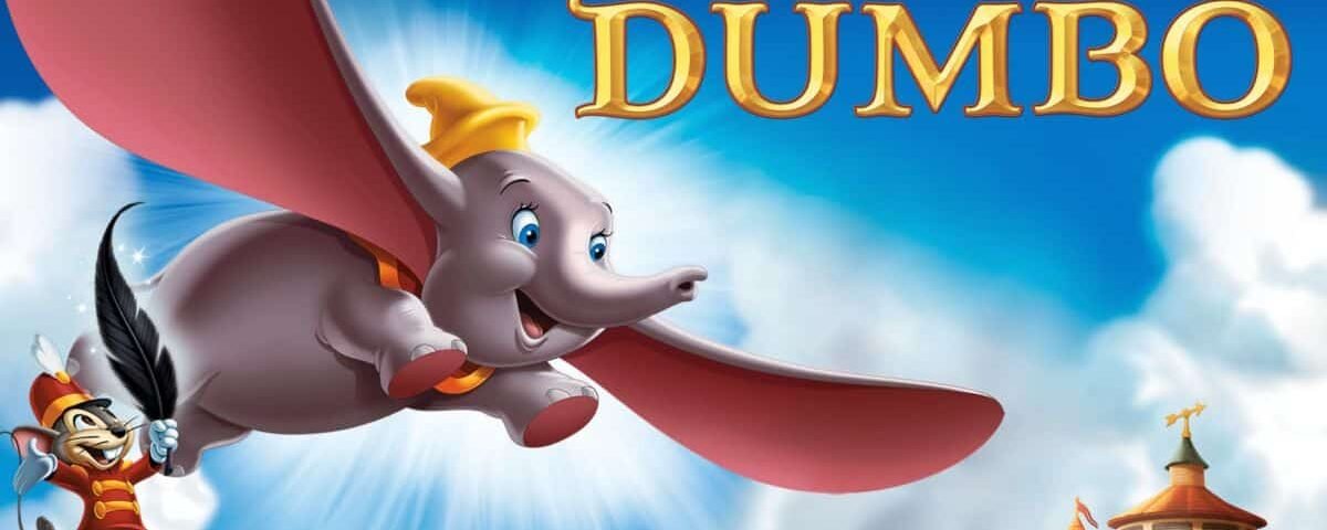 Graphique promotionnel pour « Dumbo » de Disney représentant un Dumbo souriant volant avec de grandes oreilles étendues et Timothy Q. Mouse applaudissant, sur un ciel bleu vif et des chapiteaux de cirque en arrière-plan.