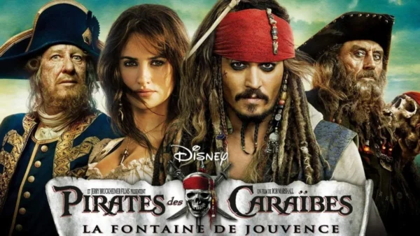 Affiche promotionnelle du film "Pirates des Caraïbes : On Stranger Tides" mettant en vedette les personnages Capitaine Jack Sparrow, Angelica et Barbe Noire, avec des expressions dramatiques et des tenues de pirate