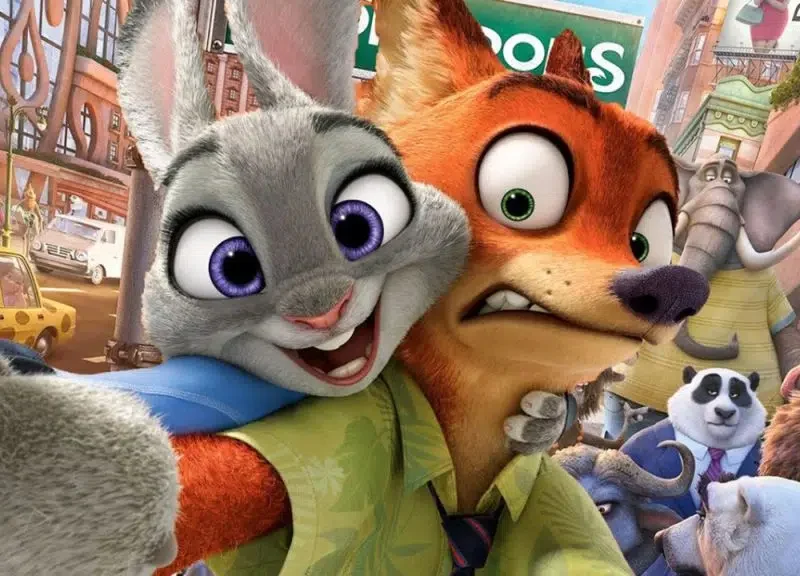 Image animée d'un lapin et d'un renard prenant un selfie dans la ville animée de Zootopie, remplie de divers autres animaux. Le lapin a l'air excité tandis que le renard semble légèrement choqué.