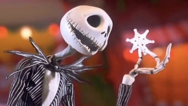 Jack de "L'Étrange Noël de Monsieur Jack" tient un petit flocon de neige, l'air curieux, sur un fond flou.
