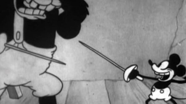 Une image d'animation classique en noir et blanc montrant Mickey Mouse en position d'escrime face au personnage plus grand et menaçant Pat Hibulaire brandissant une épée, les deux personnages semblent conflictuels.