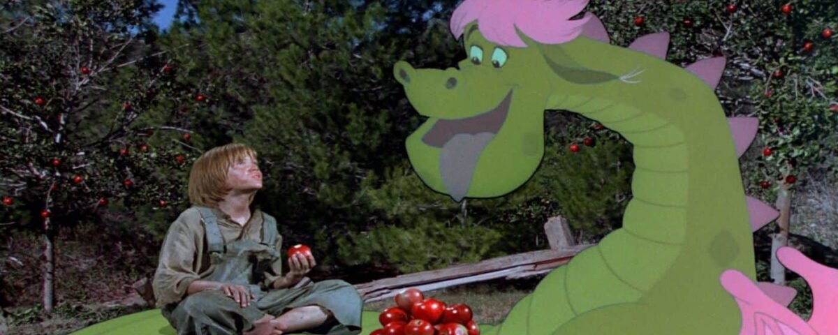 Un jeune homme vêtu de vêtements médiévaux est assis à côté d'un grand et sympathique dragon vert aux ailes roses nommé Elliott dans une forêt luxuriante, tenant des pommes rouges sous un arbre.