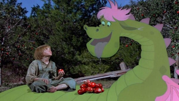 Un jeune homme vêtu de vêtements médiévaux est assis à côté d'un grand et sympathique dragon vert aux ailes roses nommé Elliott dans une forêt luxuriante, tenant des pommes rouges sous un arbre.