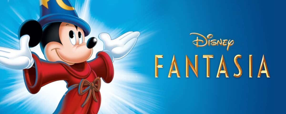 Mickey Mouse dans "Fantasia", portant un chapeau de sorcier et une robe rouge, tend les mains avec une expression joyeuse, sur un fond bleu vif avec le logo "Fantasia".