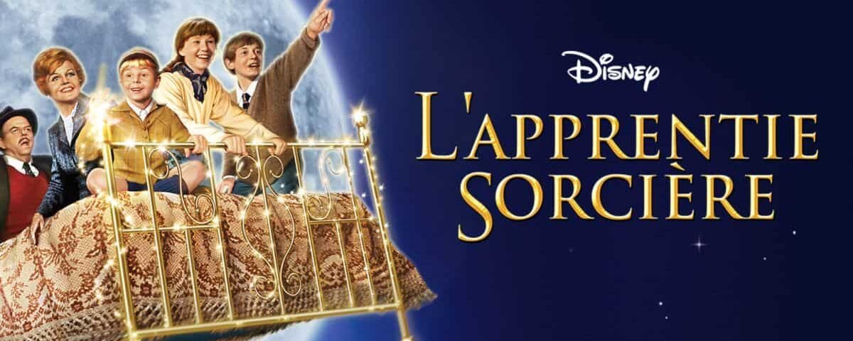 Image promotionnelle pour "L'Apprentie Sorcière" de Disney mettant en vedette des personnages chevauchant joyeusement un lit volant sous un ciel étoilé avec un croissant de lune en arrière-plan.