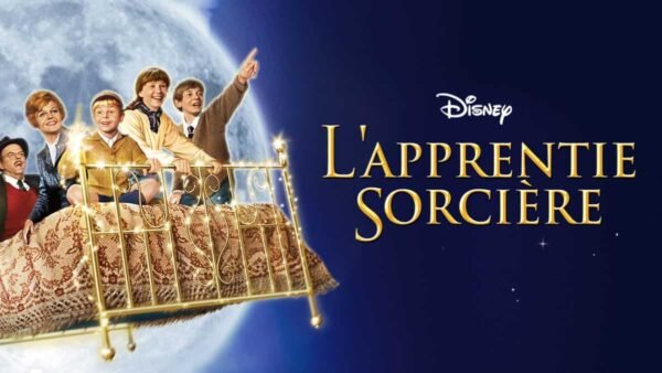 Image promotionnelle pour "L'Apprentie Sorcière" de Disney mettant en vedette des personnages chevauchant joyeusement un lit volant sous un ciel étoilé avec un croissant de lune en arrière-plan.