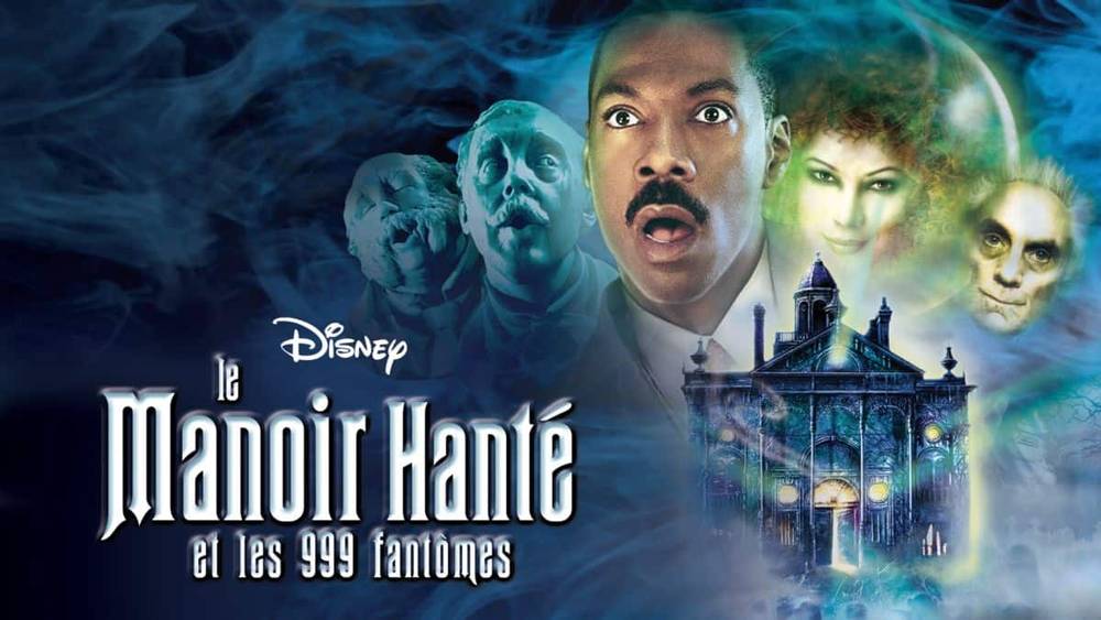 Image promotionnelle pour "le manoir hanté et les 999 fantômes" présentant un manoir hanté en toile de fond, des personnages fantomatiques et un homme surpris au centre.