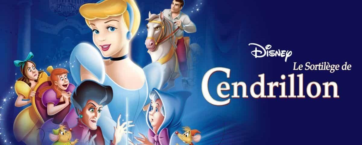 Image promotionnelle pour "Le Sortilège de Cendrillon" mettant en vedette Cendrillon, sa fée marraine et d'autres personnages du film sur un fond bleu magique avec le logo Disney.