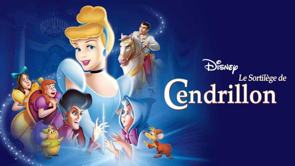 Image promotionnelle pour "Le Sortilège de Cendrillon" mettant en vedette Cendrillon, sa fée marraine et d'autres personnages du film sur un fond bleu magique avec le logo Disney.