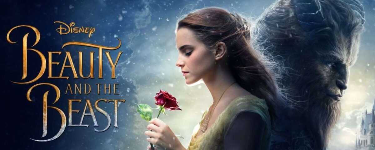 Affiche promotionnelle du film Disney "La Belle et la Bête" représentant une jeune femme en robe jaune tenant une rose rouge à côté d'une grande bête majestueuse sur un fond magique et étoilé