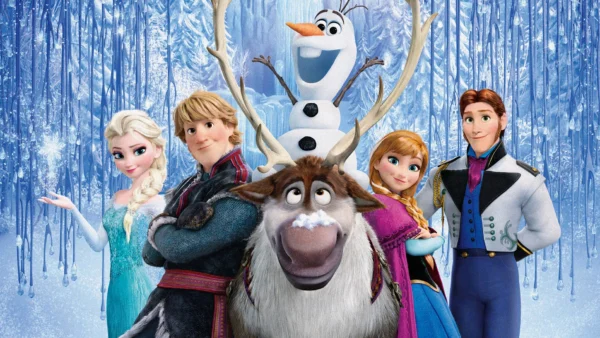Personnages du film d'animation "Reine des Neiges", dont Elsa, Anna, Olaf le bonhomme de neige, Kristoff et Sven le renne, debout ensemble dans un paysage enneigé et enchanté.