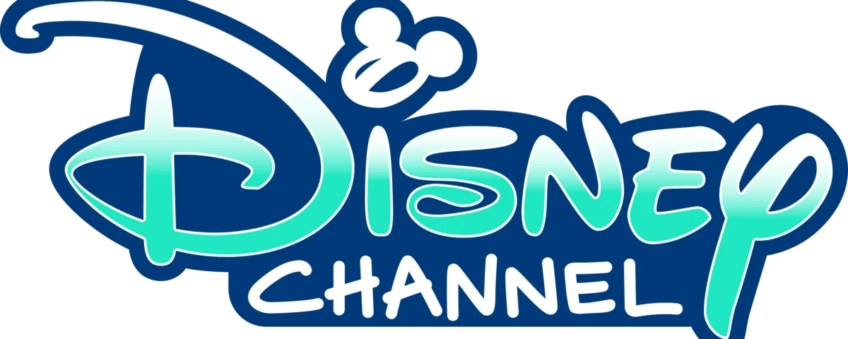 Le logo Disney Channel Europe, avec un texte stylisé et coloré avec « disney » en bleu avec une silhouette classique de Mickey Mouse parsemant le « i » et « channel » en vert, le tout sur